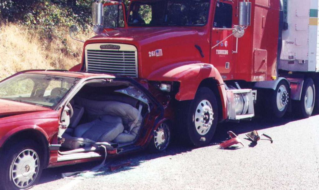 El Mejor Bufete Legal de Abogados de Accidentes de Semi Camión, Abogados Para Demandas de Accidentes de Camiones Covina California